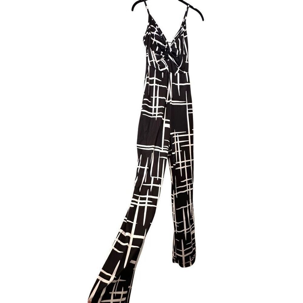 Soho Chic Geometric Sleeveless Keyhole Cutout One Piece Black White Jumpsuit Sma